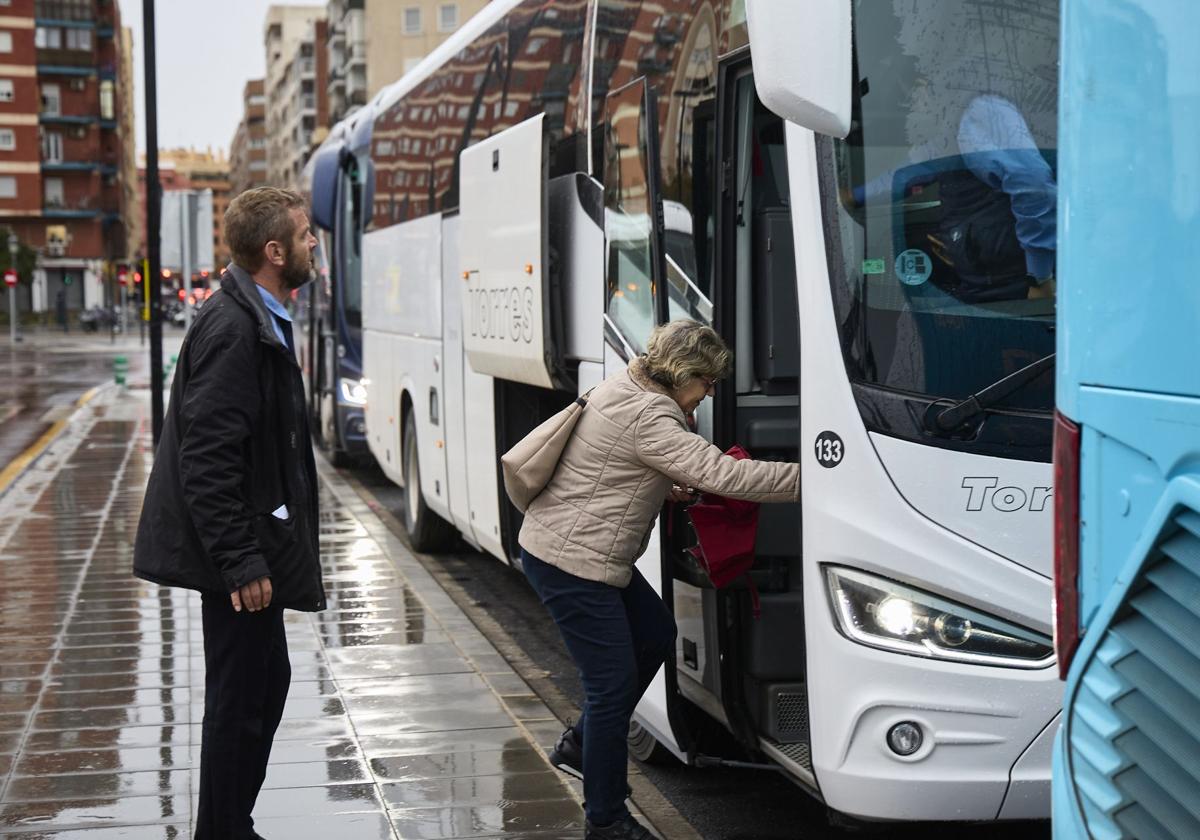 Primer día de autobuses que sustituyen al Cercanías, este miércoles en la estación Joaquín Sorolla de Valencia.