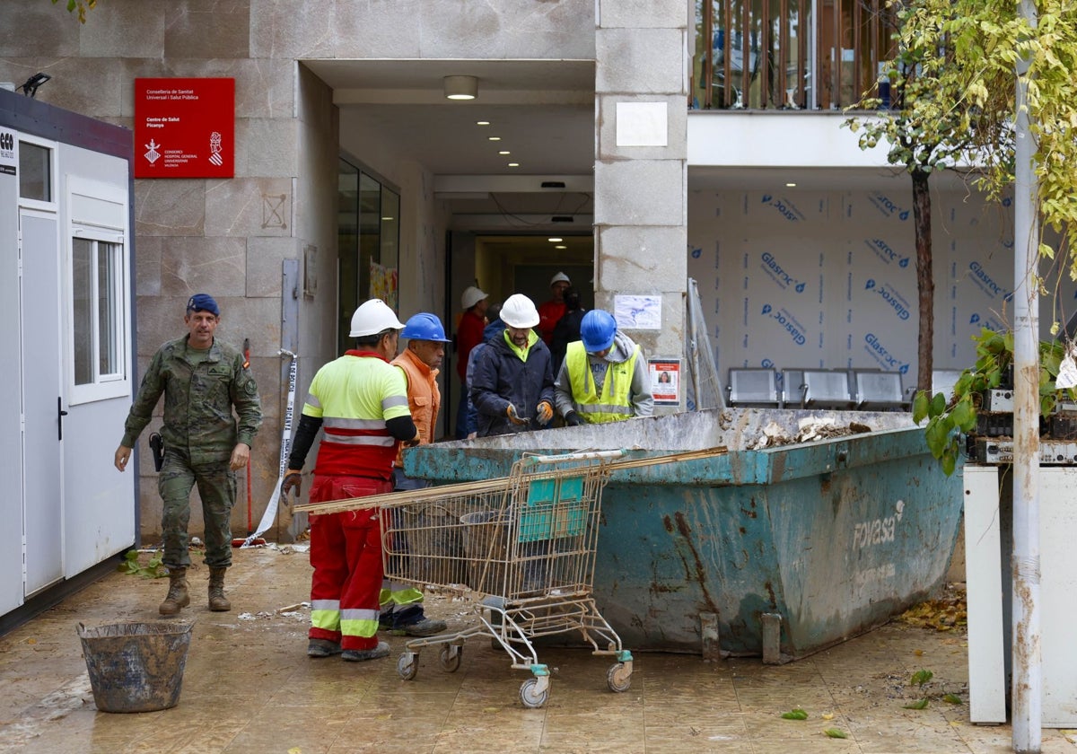 Operarios y militares trabajan en reconstruir el centro de salud de Picanya.