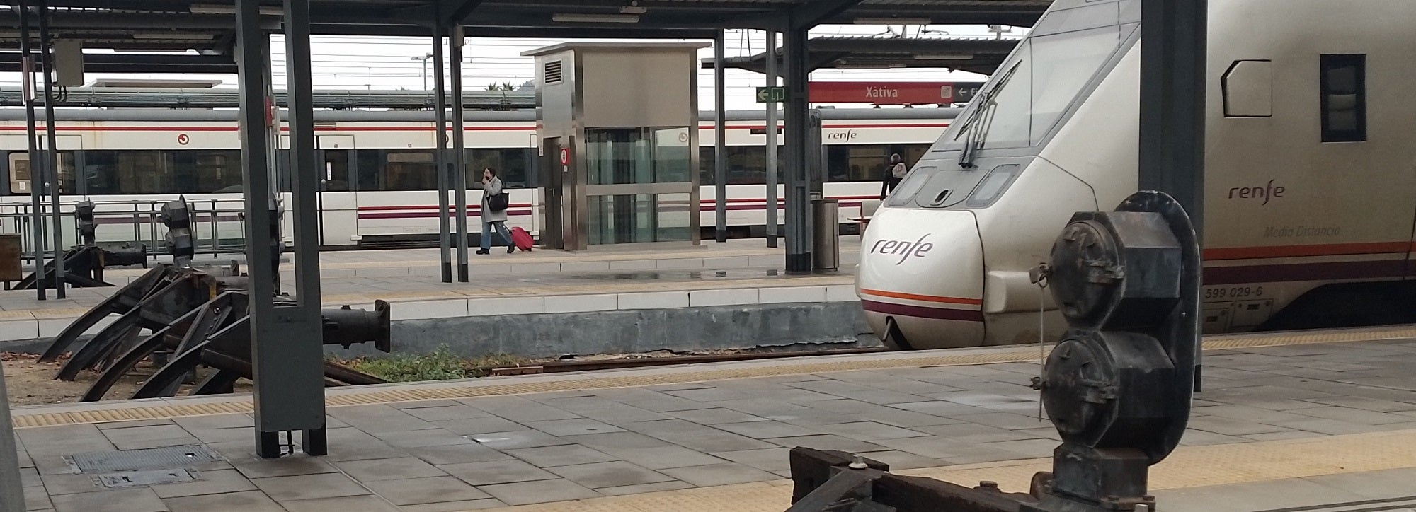 Una pasajera procedente de Valencia, a su llegada a la estación de Xàtiva.