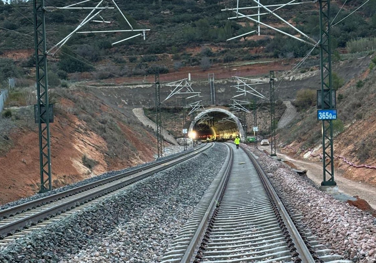 La vía ya recuperada en el túnel de Chiva.