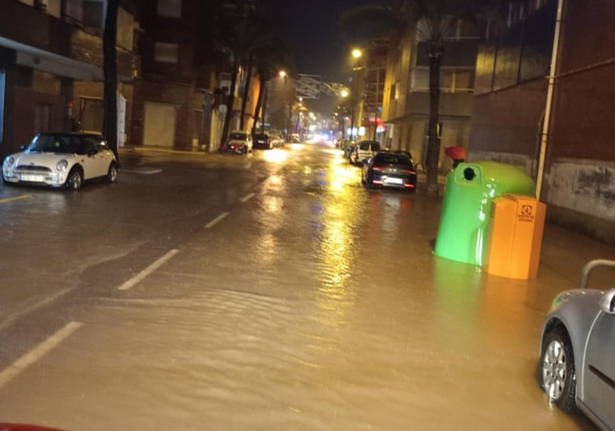 El agua anega una calle en Benicarló.