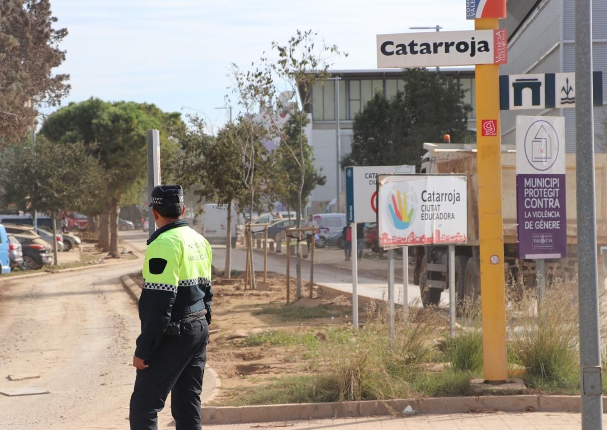 Imagen secundaria 1 - Actuaciones de los agenets policiales en zonas afectadas por la Dana.