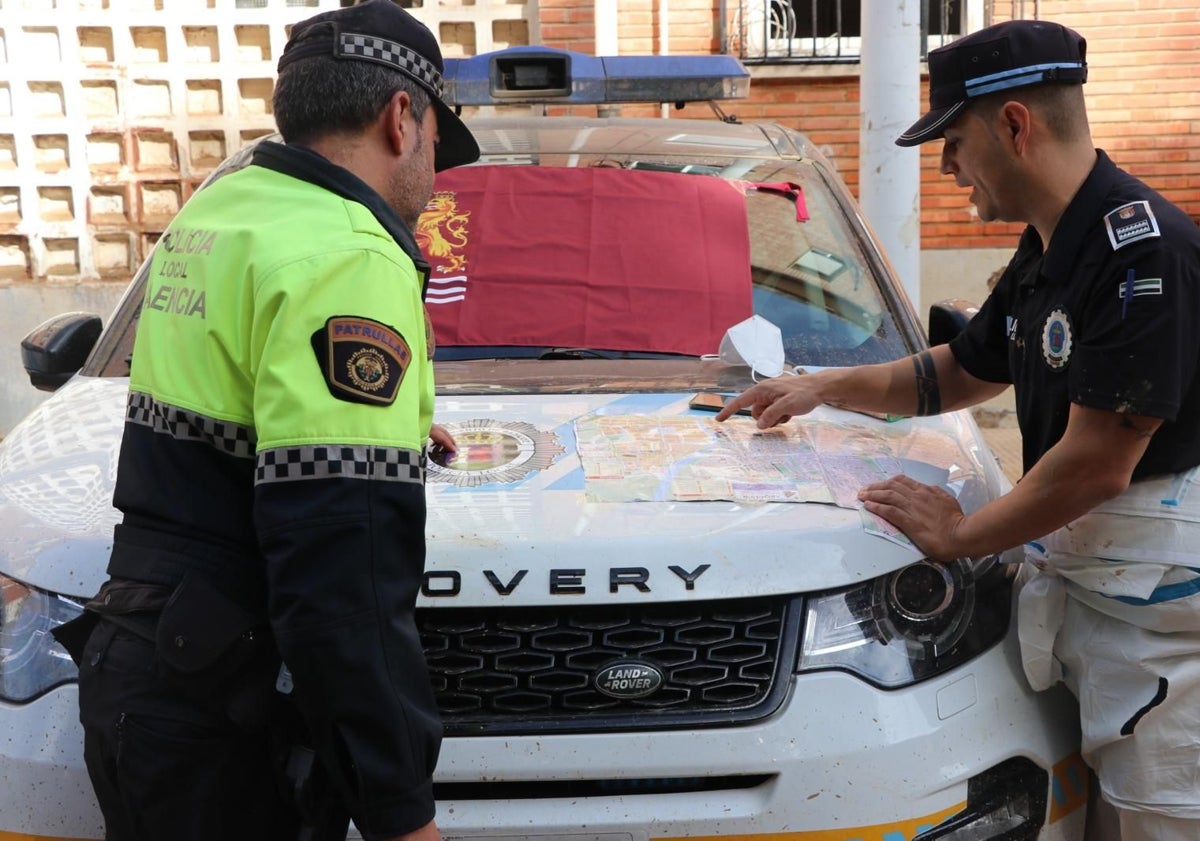 Imagen principal - Actuaciones de los agenets policiales en zonas afectadas por la Dana.