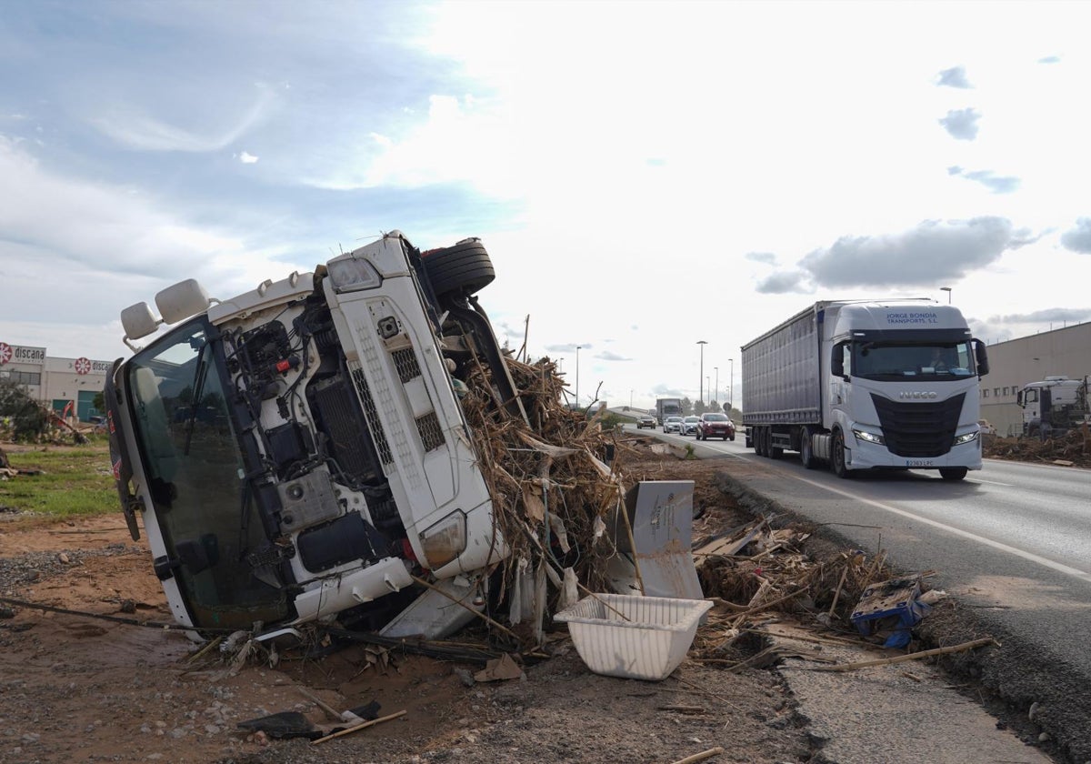 Camión volcado en los alrededores de un polígono de Riba-Roja