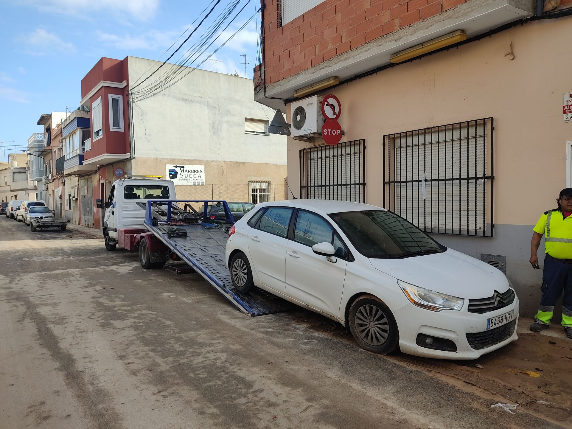 Imagen principal - La CHJ inicia los trabajos para recuperar la mota de defensa de Riola que fue arrasada por el Júcar