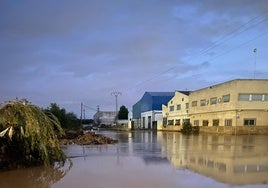 Zona industrial inundada este jueves en el barranco La Saleta, junto a la A-3.