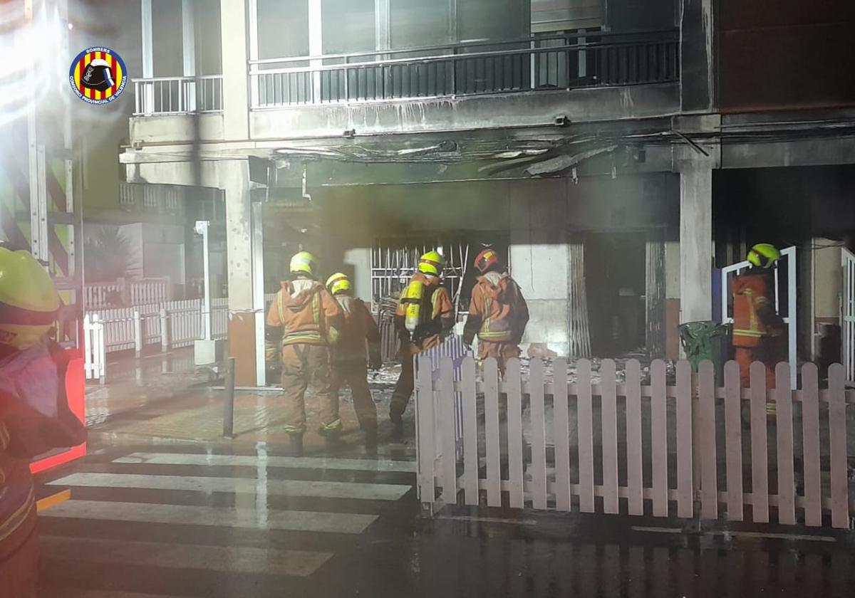 Bomberos actuando en el incendio.