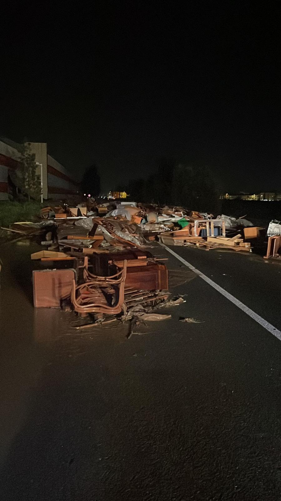 Muebles obstaculizando la carretera.