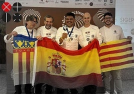 Jesús Machi, a la izquieda, con una bandera valenciana, junto al resto de participantes españoles.