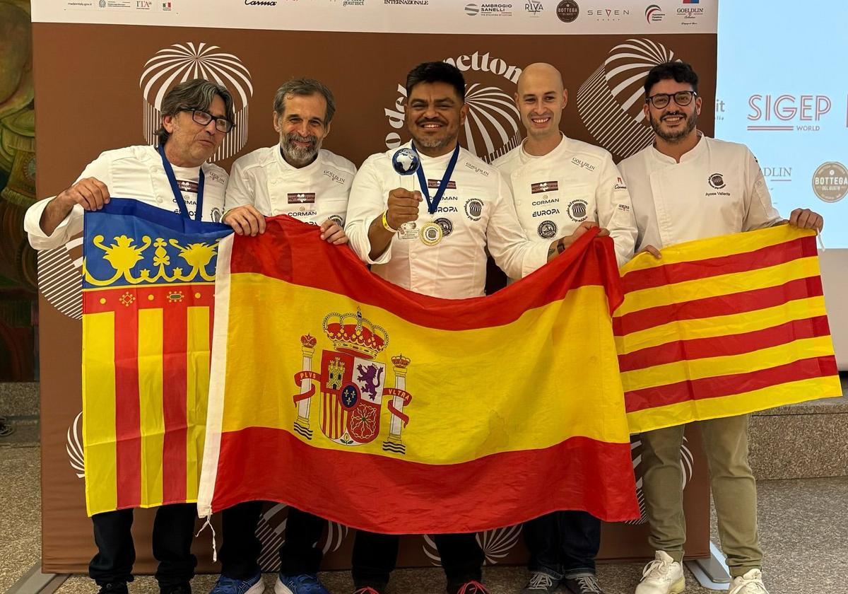 Jesús Machi, a la izquieda, con una bandera valenciana, junto al resto de participantes españoles.