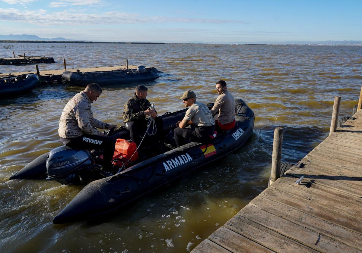 Militares buscan desaparecidos en l'Albufera de Valencia.