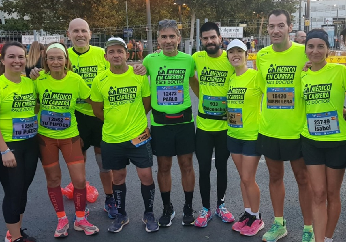 El doctor Rubén Lera junto a un grupo de compañeros en el último Maratón.