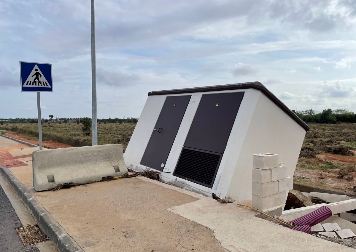 Imagen secundaria 1 - El Pozalet siempre genera problemas ante lluvias fuertes; una caseta de luz desplazada en la DANA; y Alfonso muestra dónde llegó el agua en la máquina a la que se subió para salvar la vida.