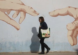 Una mujer con la bolsa de la compra en la ciudad de Valencia.