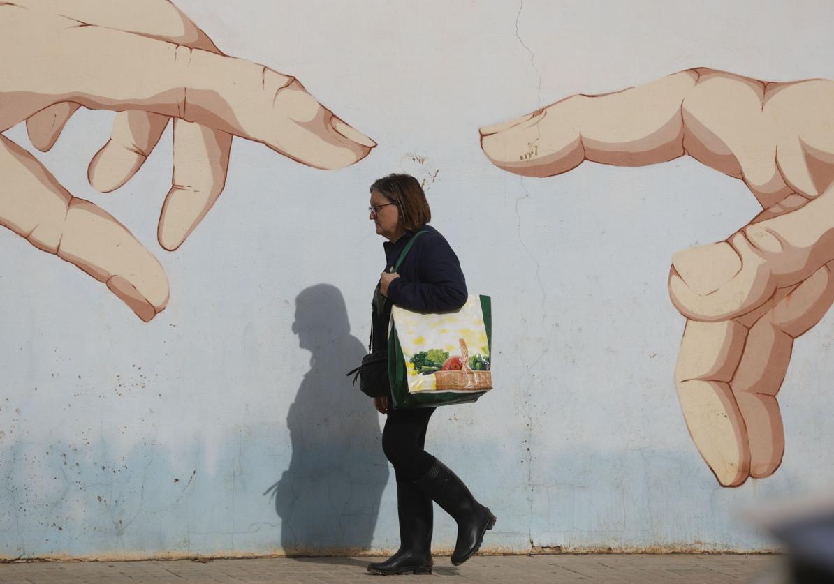 Una mujer con la bolsa de la compra en la ciudad de Valencia.