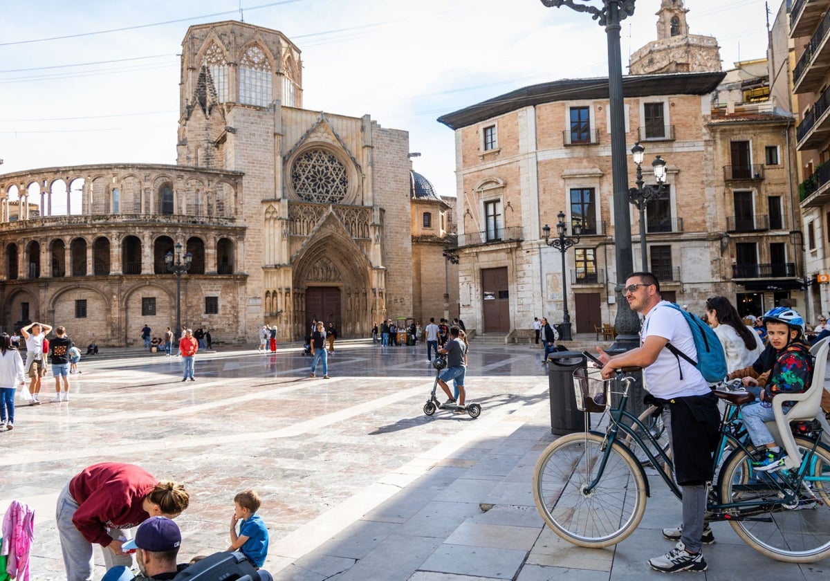 Turistas er la plaza de la Virgen el pasado día 1.