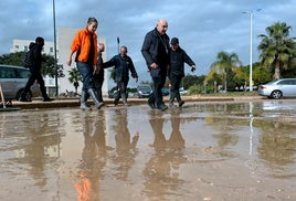 El arzobispo de Valencia, acompañado por el prefecto del Vaticano, visita las poblaciones afectadas de l'Horta.