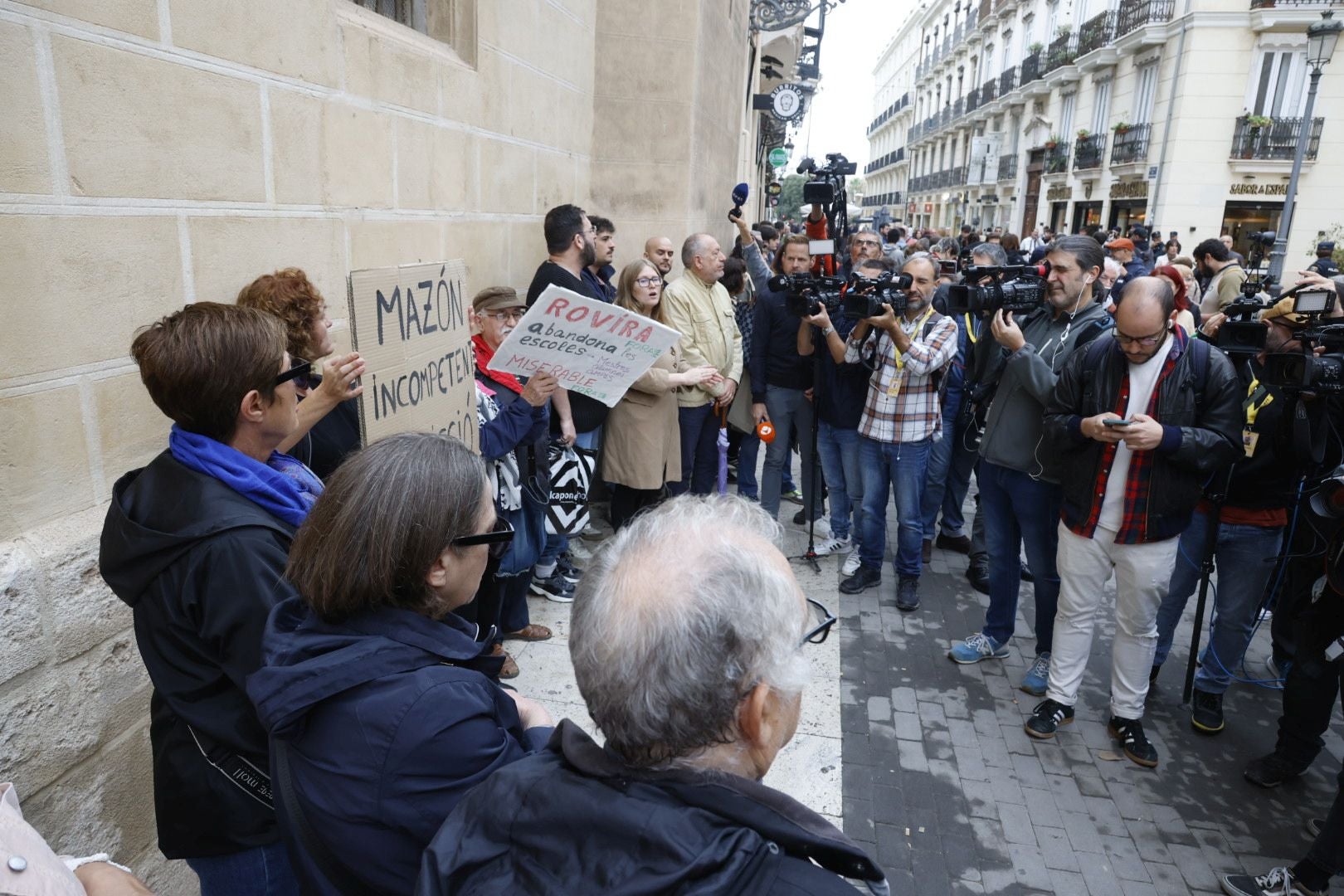 FOTOS | Protesta en Les Corts antes de la comparecencia de Carlos Mazón