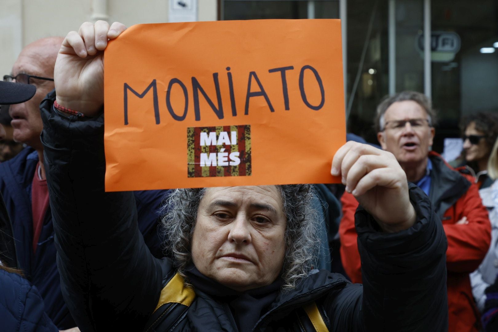 FOTOS | Protesta en Les Corts antes de la comparecencia de Carlos Mazón