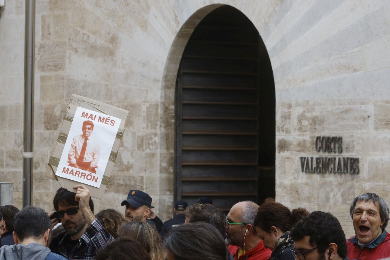 FOTOS | Protesta en Les Corts antes de la comparecencia de Carlos Mazón