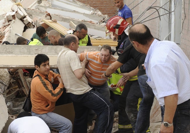 Un vecino de Lorca es rescatado tras uno de los derribos causados por el terremoto.