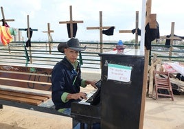 Roberto Marquez, en el puente de la Solidaridad, con el memorial que está creando sobre el río Turia.