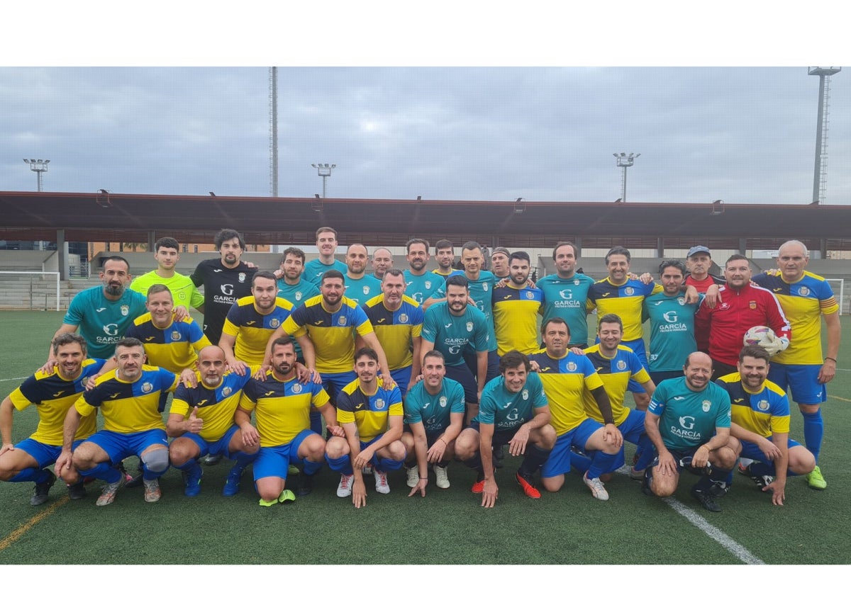 Los jugadores del Xirivella y del Sporting Picanya, de verde, posan en el césped antes de su partido.