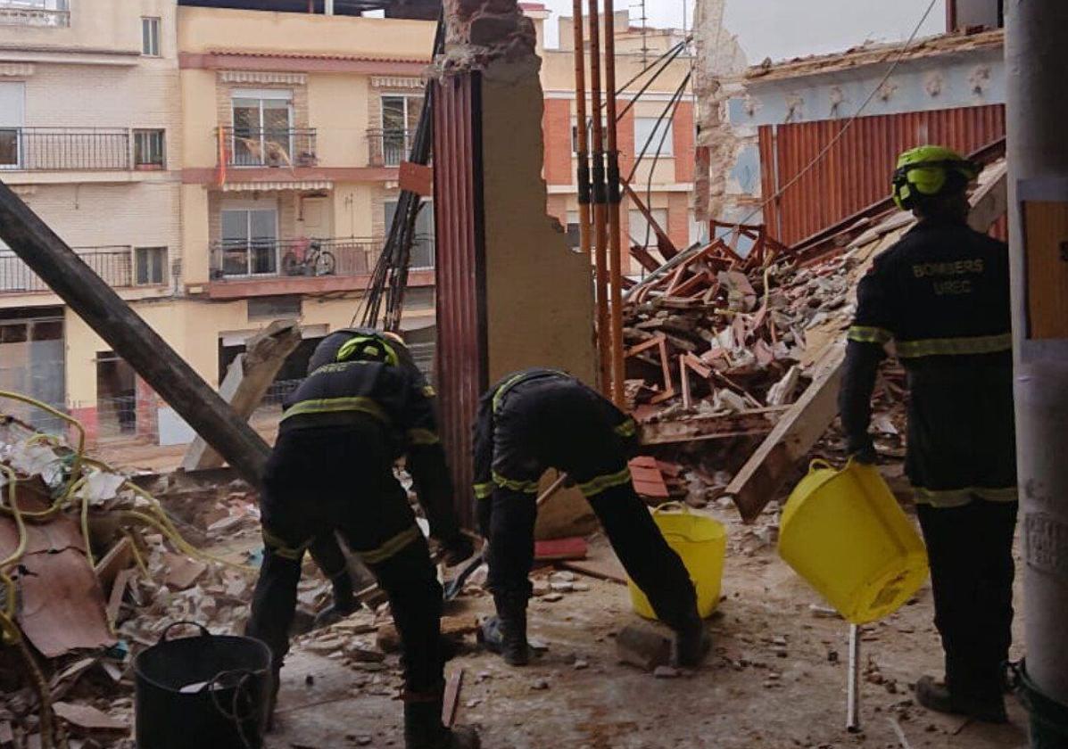 Bomberos trabajando en el edificio de la Mutua de Chiva.