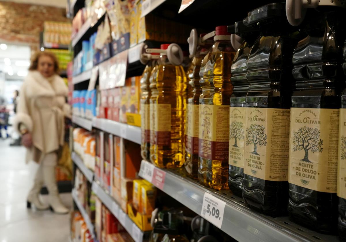 Botellas de AOVE en el lineal de un supermercado.