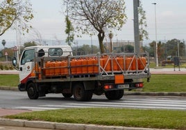 Un camión de reparto de bombonas circulando esta semana por Badajoz.