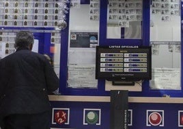 Un hombre compra un décimo en una administración de lotería, en una imagen de archivo.