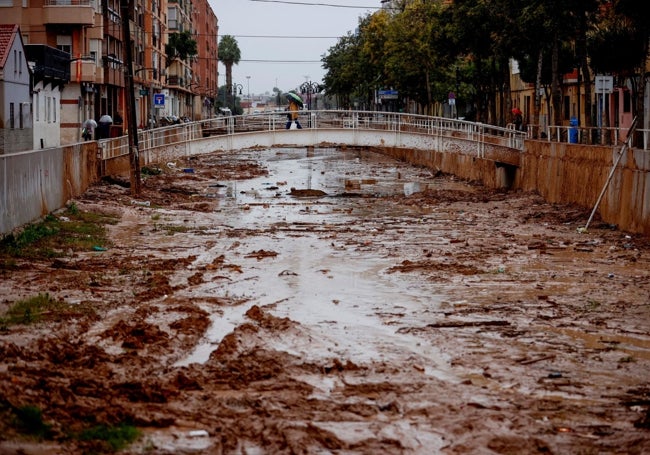 El barranco de La Saleta, en agosto de 2023, con su cauce completamente seco y tomado por la maleza, en Aldaia.