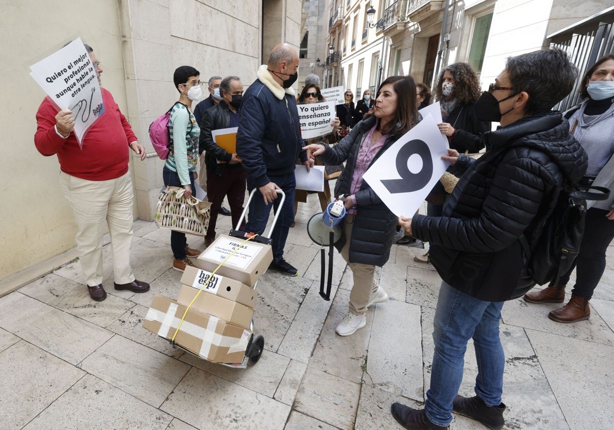 Entrega de firmas de Hablamos Español para pedir una nueva ley de lenguas, en 2022.