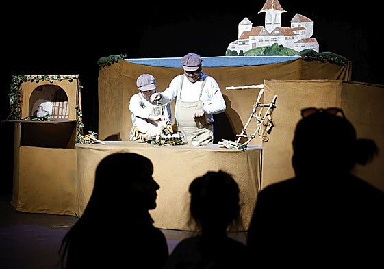 El teatro ha regresado a la Sala L'Horta tras verse afectada por la DANA.