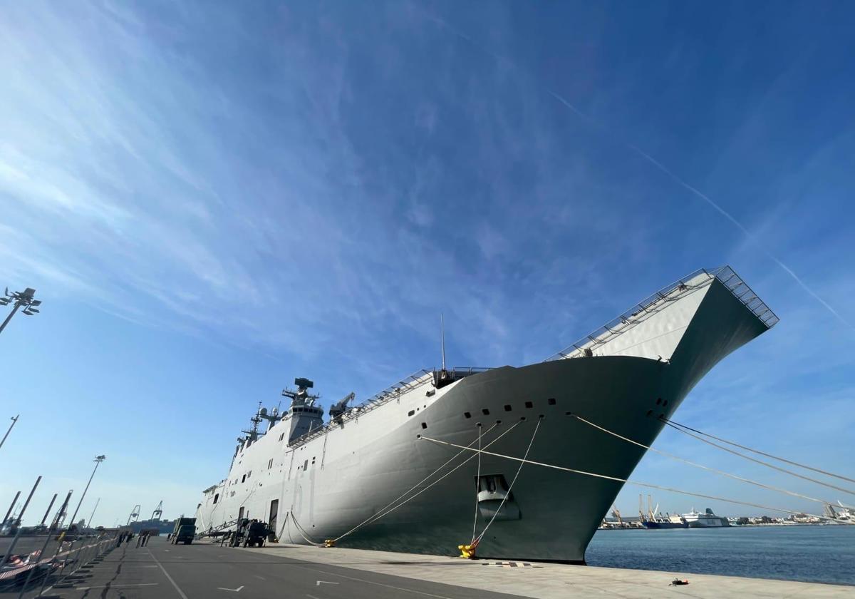 El buque insignia de la Armada, el Juan Carlos I, atraca en Valencia