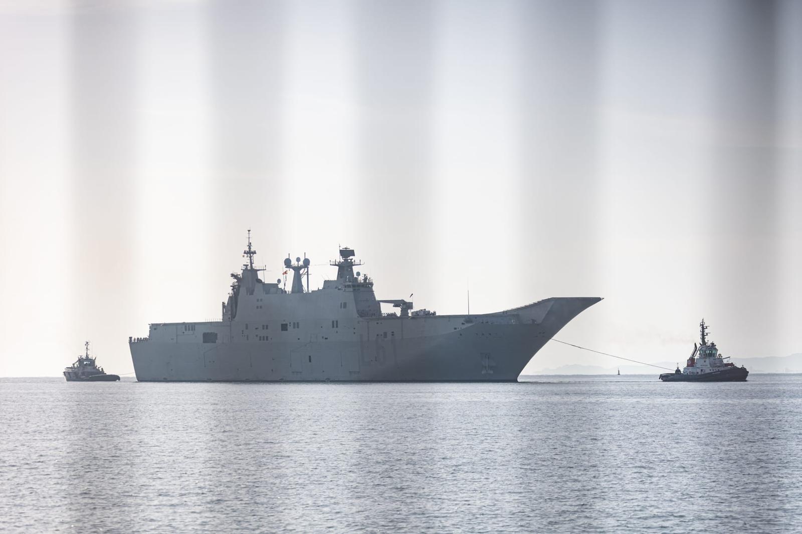 El buque insignia de la Armada, el Juan Carlos I, atraca en Valencia