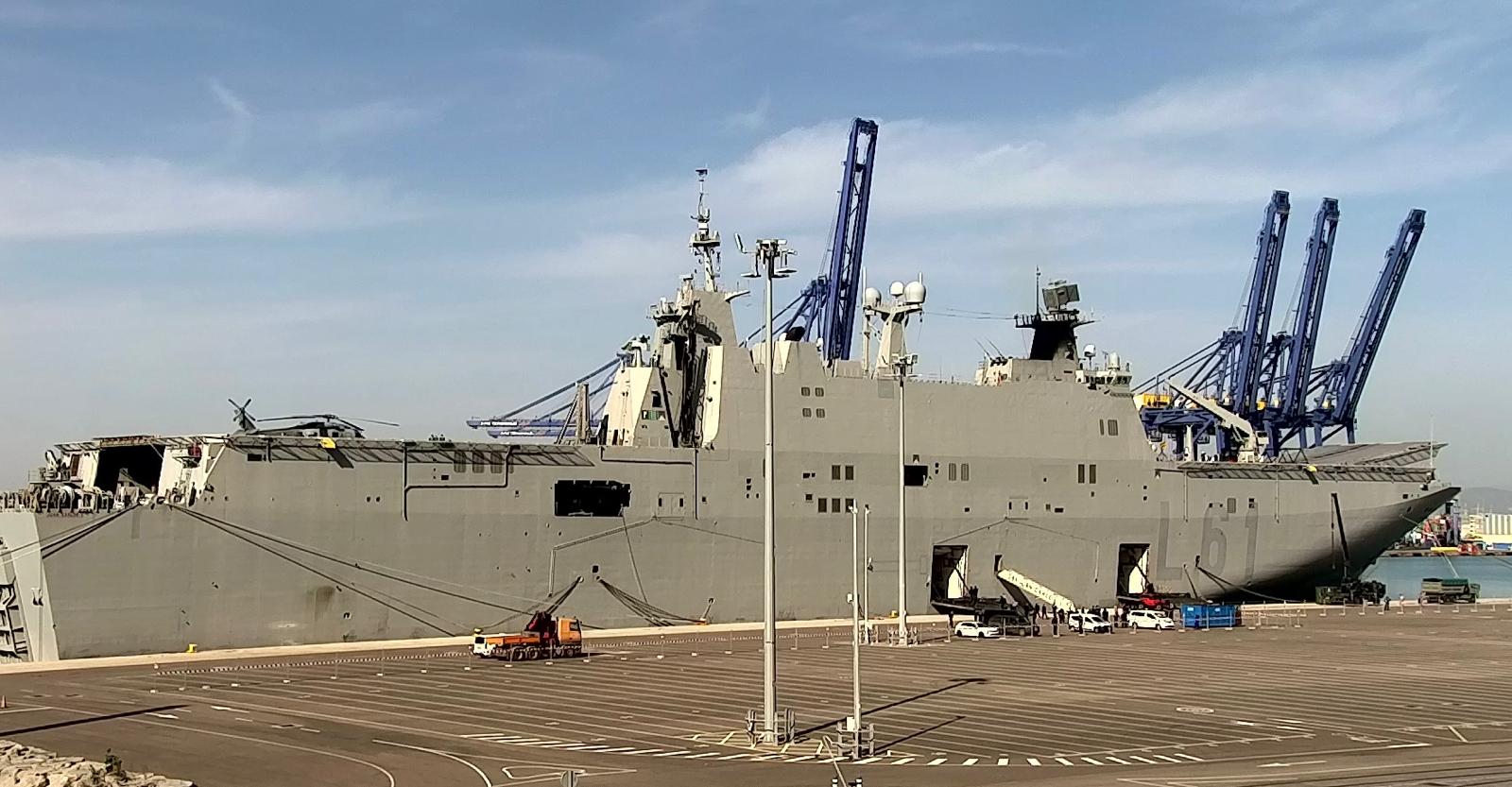 El buque insignia de la Armada, el Juan Carlos I, atraca en Valencia