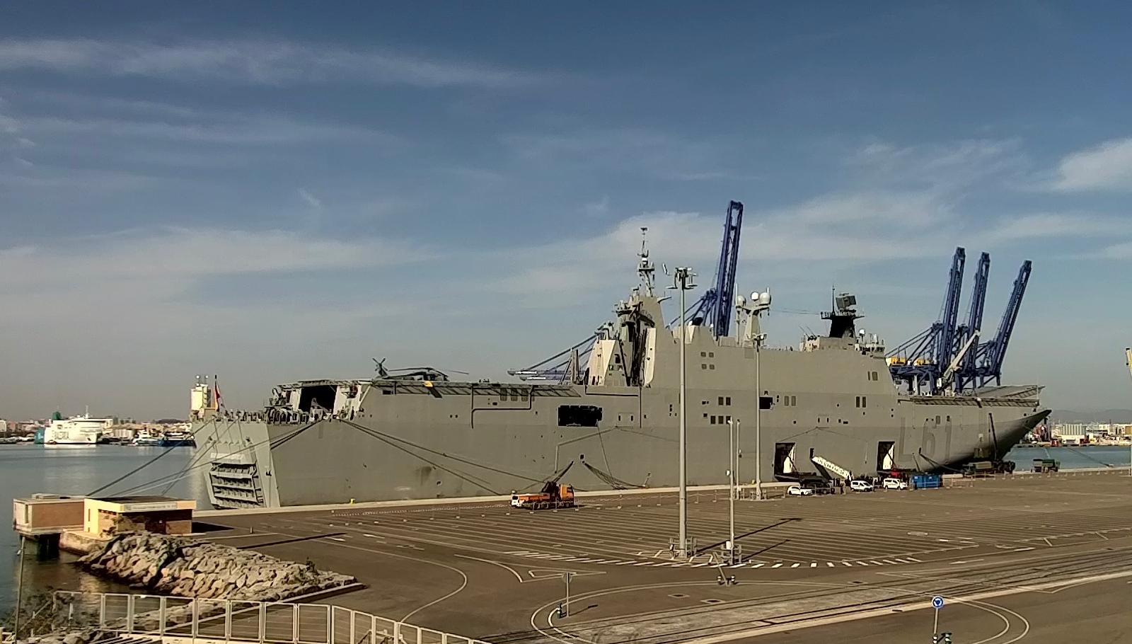 El buque insignia de la Armada, el Juan Carlos I, atraca en Valencia