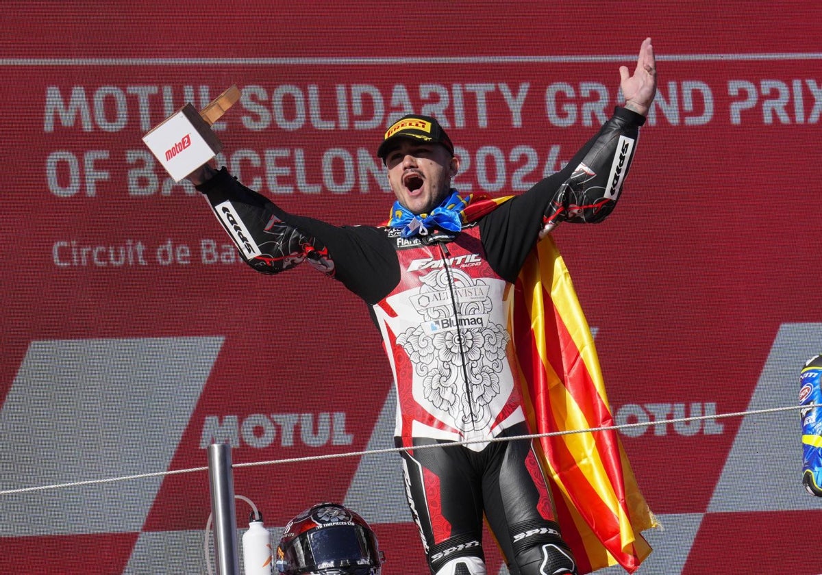 Arón Canet, eufórico en el podio de Montmeló.