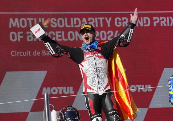 Arón Canet, eufórico en el podio de Montmeló.