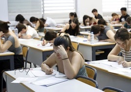 Interior de una de las aulas durante las PAU en Valencia.