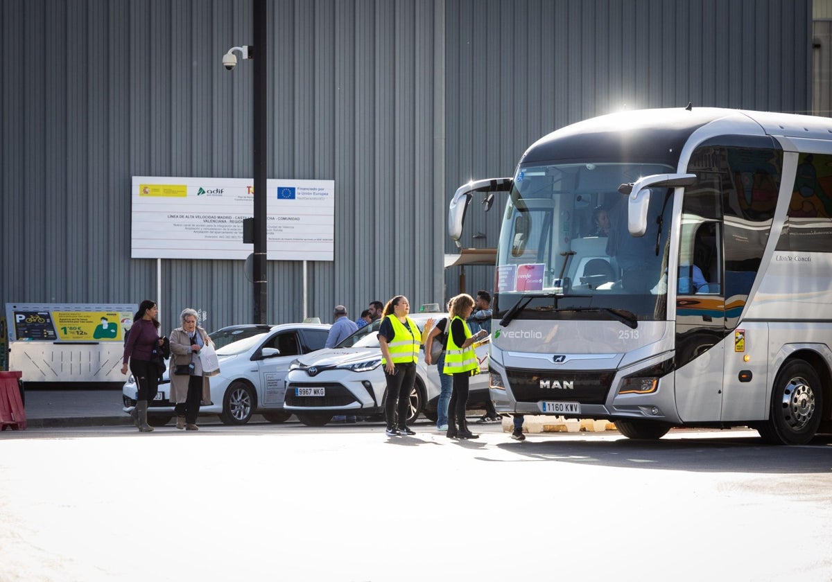 Pasajeros utilizan los autobuses lanzadera.