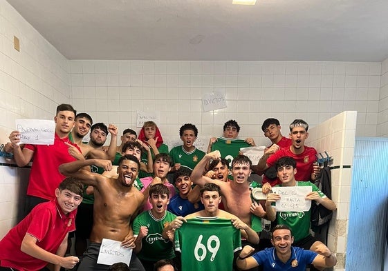 Los jugadores del juvenil, esta noche antes del entrenamiento.