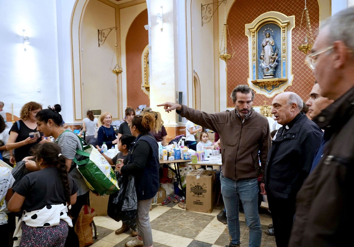 Benavent en una visita a la parroquia de La Torre.