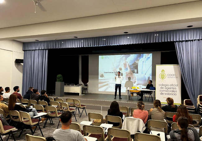 Charla del Colegio Oficial de Agentes Comerciales de Valencia en el IES Abastos