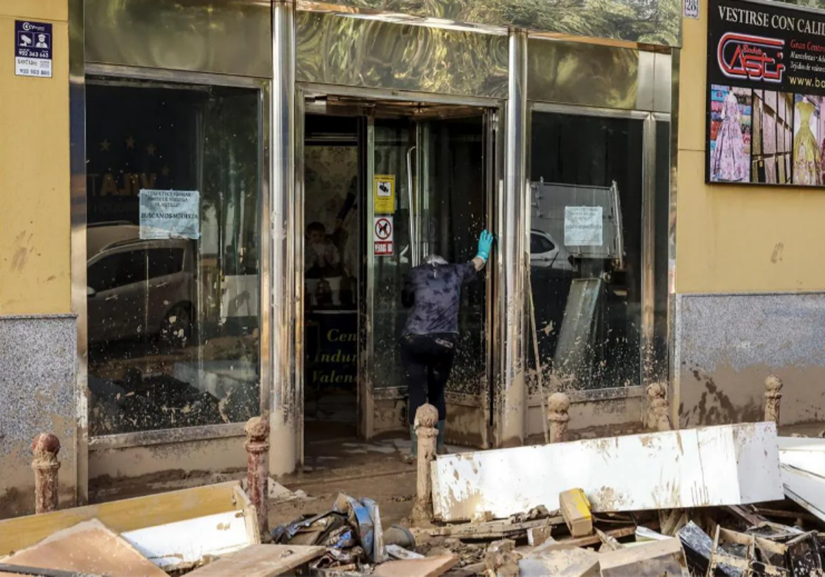 Un comercio destrozado tras el paso de la DANA.