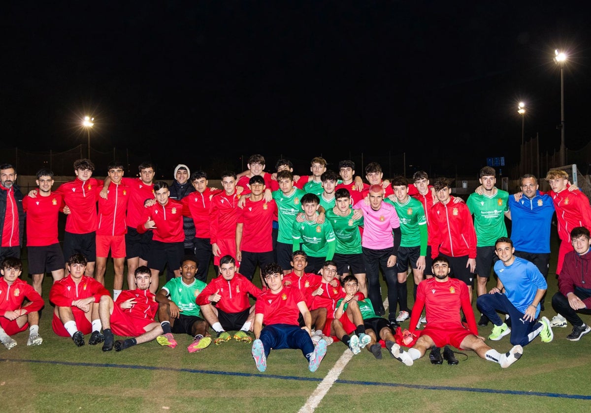 Los jugadores del juvenil, esta noche antes del entrenamiento.