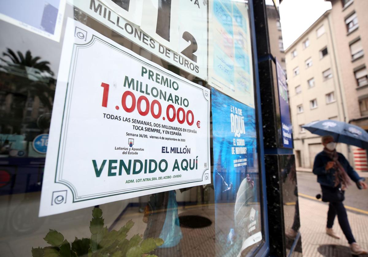 Cartel con la entrega de un premio millonario de Euromillones.