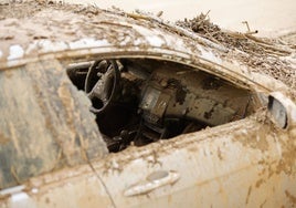 Interior de un coche arrasado por el paso de la DANA.