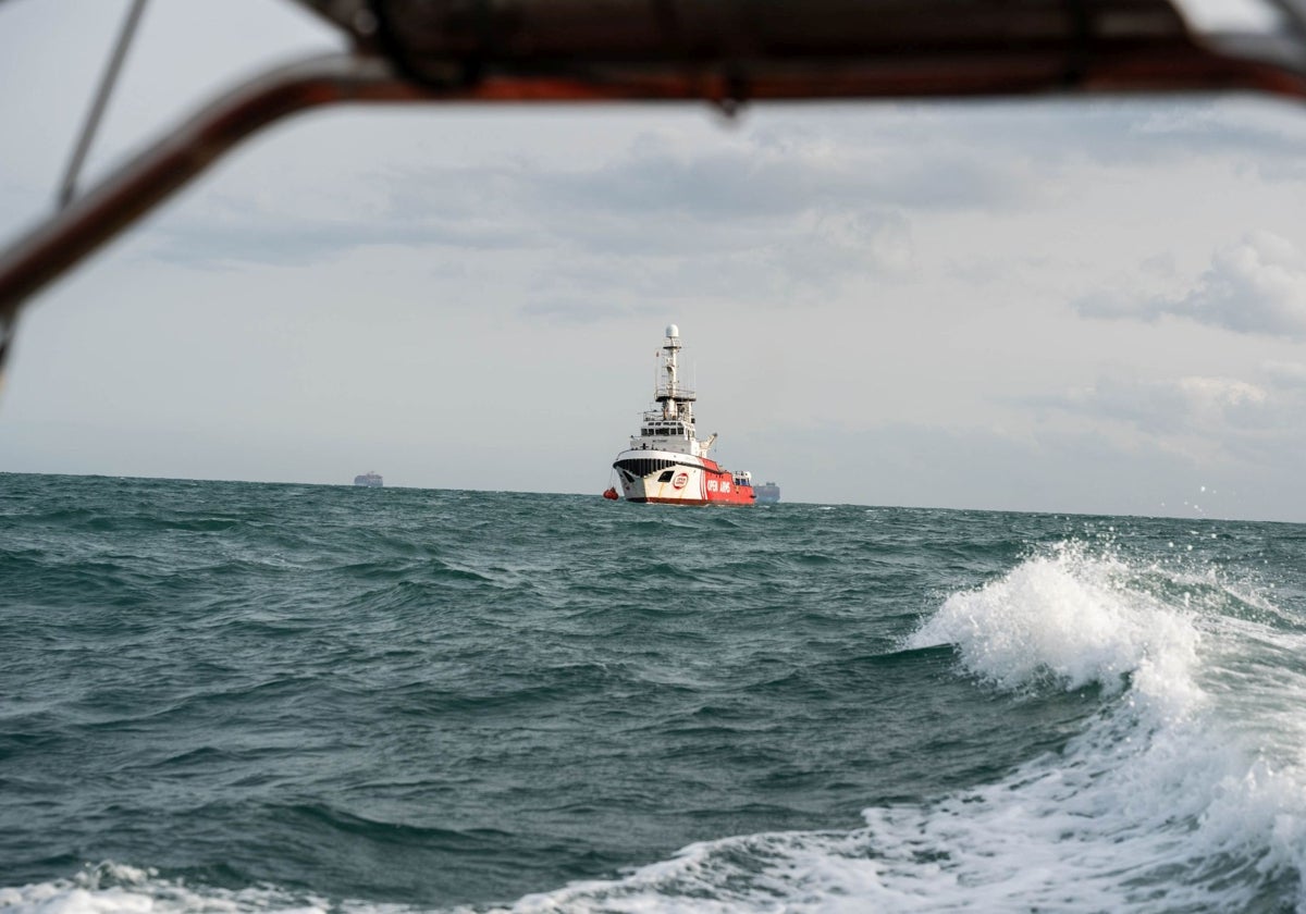 Un barco participa en las labores de búsqueda de víctimas tras la DANA.